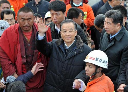 图为温家宝在青海省玉树县结古镇看望慰问灾区群众。 新华社记者王鹏摄 图为温家宝在青海省玉树县结古镇看望慰问灾区群众。 新华社记者王鹏摄
