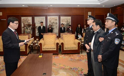 5月9日,潜逃新加坡4年之久的江西省鄱阳县财政局经济建设股原股长李华波被遣返回国。(中央纪委监察部网站 祖晓冬 摄)