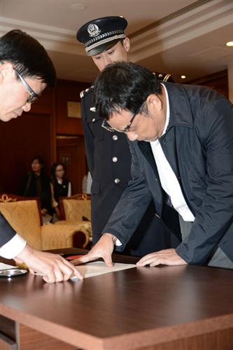 　5月9日,潜逃新加坡4年之久的江西省鄱阳县财政局经济建设股原股长李华波被遣返回国。(中央纪委监察部网站 祖晓冬 摄)