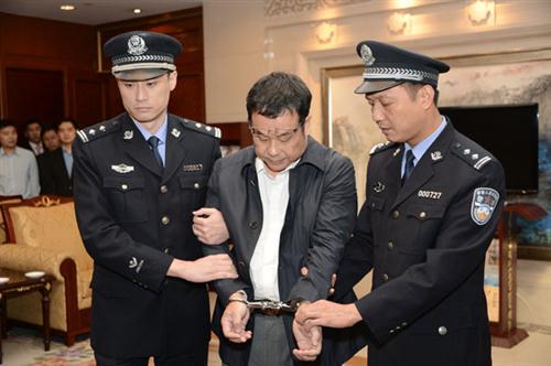 5月9日,潜逃新加坡4年之久的江西省鄱阳县财政局经济建设股原股长李华波被遣返回国。(中央纪委监察部网站 祖晓冬 摄)